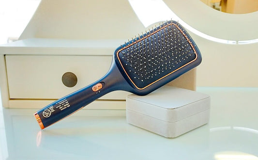 電動ヘアブラシの振動で頭皮ケア　くせ毛の原因となる毛穴のゆがみにアプローチ