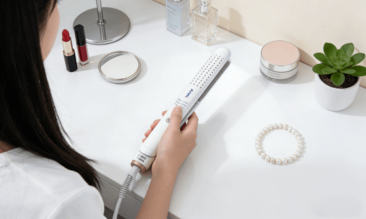 冷風機能でカールもストレートも思いのままに仕上がる2WAYヘアアイロン「冷マジック」。