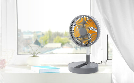 USB充電式の扇風機なら持ち運び自在でラクラク。換気しにくい場所や部屋干しのニオイ対策にも有効！